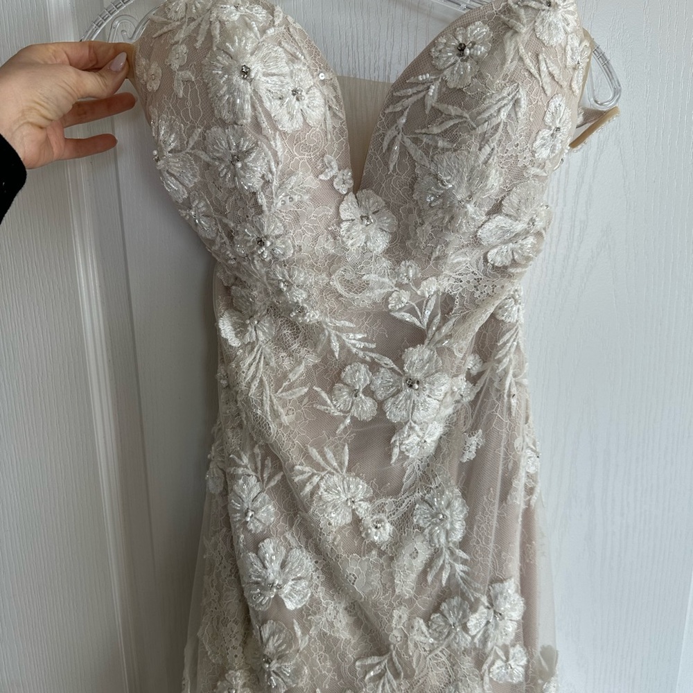 Lillian West Wedding dress, 2021. Great condition, no tears or stains.